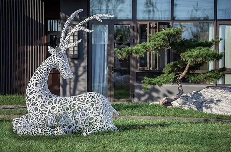 不銹鋼鹿，不銹鋼鏤空鹿，鏤空鹿景觀擺件，鏤空鹿雕塑，河北不銹鋼鹿廠家.jpg