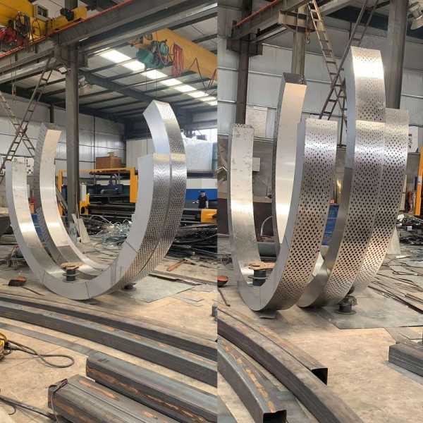 不銹鋼雕塑是因為哪些優(yōu)點被應(yīng)用的呢？