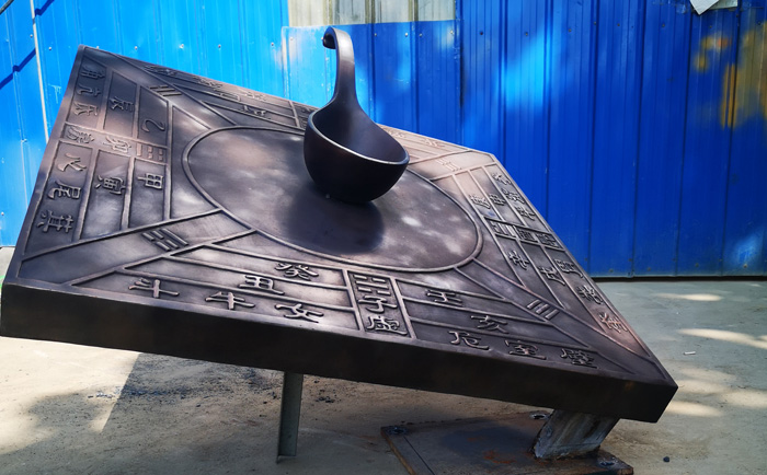 銅羅盤(pán)雕塑